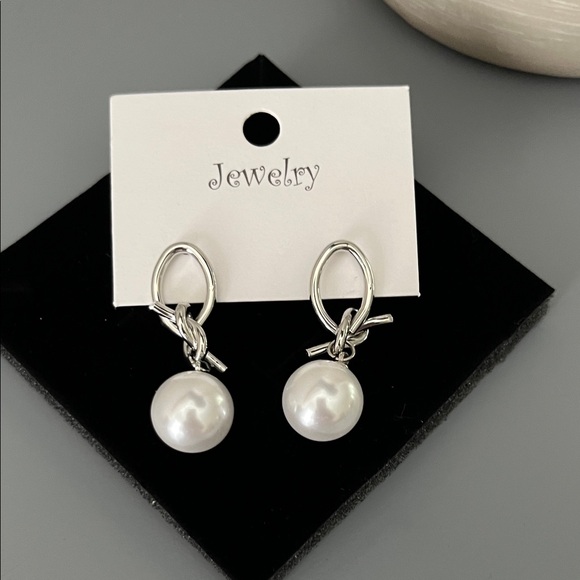 Source Unknown Jewelry - Silver Pearl Earrings Contemporary Jewelry New